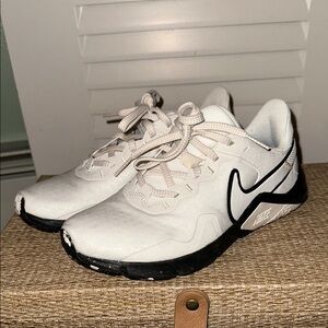 Nike Legend Essential 2 training sneakers